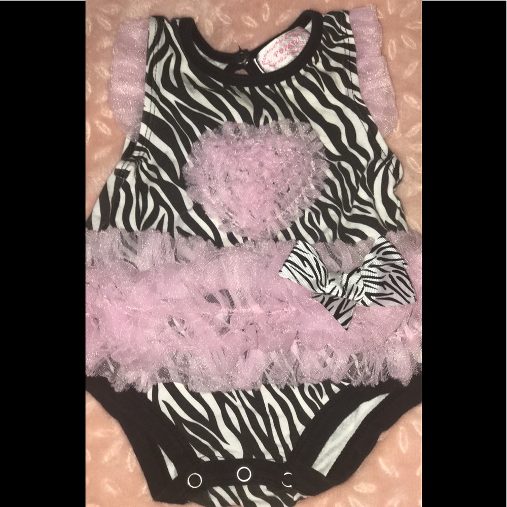Popatu Baby girl ruffle onesie Sz:3-6 months